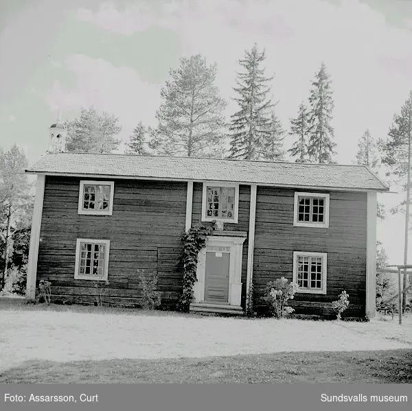 Gammal  mangårdsbyggnad," nu Vandrarhem på Hembygdsgårdens  område." / Assarsson Curt                      Okt. 1962