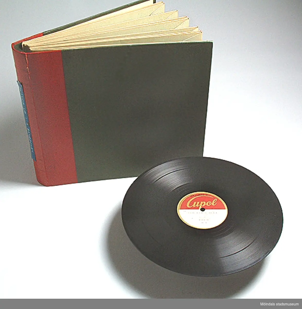 Skivalbum. Innehåller grammofonskivor (stenkakor) 23906:1-6 med sånger ur "Första sångboken".