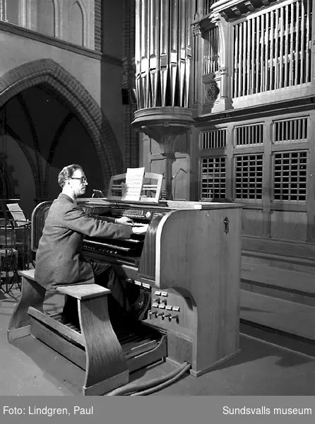 Invigning av Sundsvalls Kyrka, Gustav Adolfskyrkan. Förtäring i Stadshuset. Vid orgeln organisten John Hult. 1937 års orgel av Mårtensson.