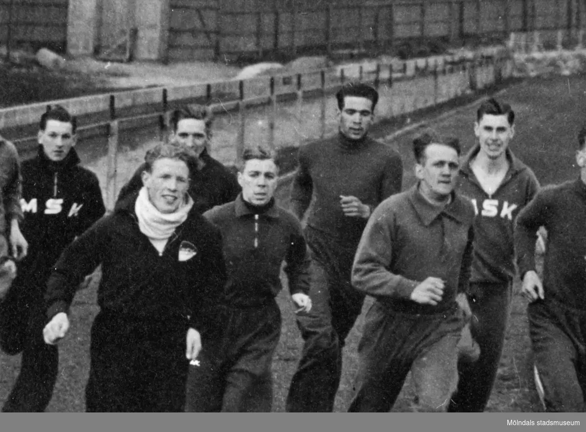 Idrottsföreningen MSK (Mölndals sportklubb) löptränar på Kvarnbyvallen i Mölndal 1935.
