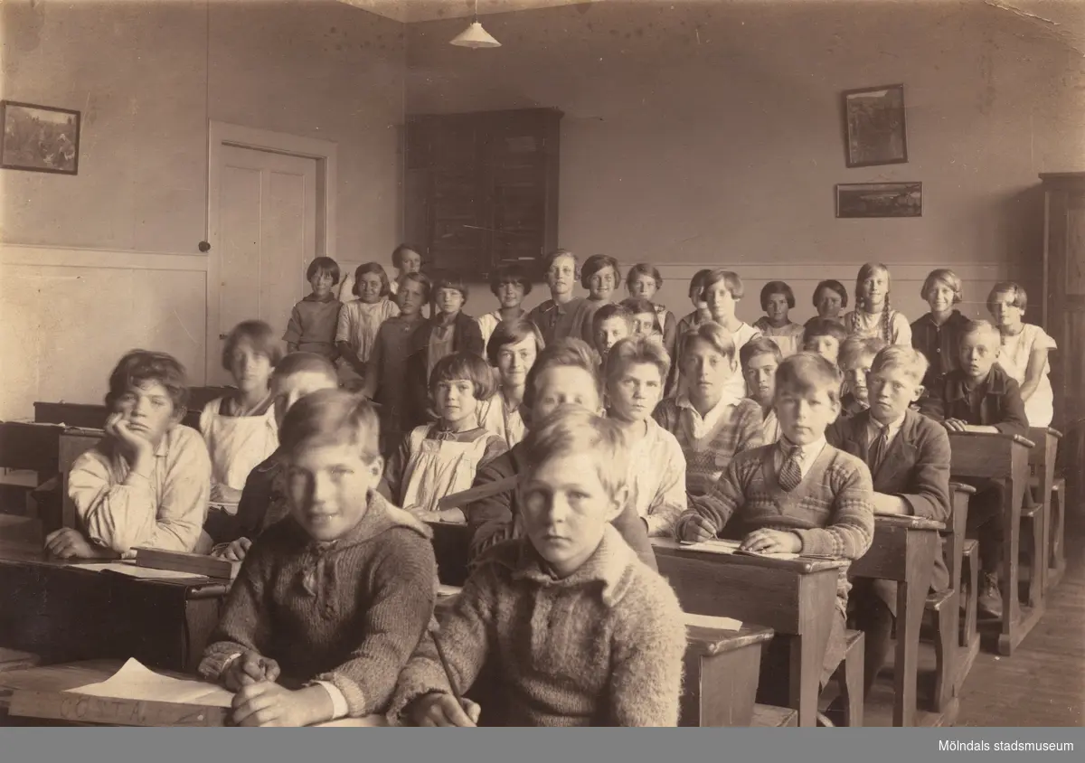 Klass 6. Pojkar och flickor i skolsalen. Toltorpsskolan i Mölndal år 1927.