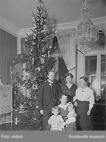 Förmodligen Lennart och Pussi Norström med två av sina barn, samt två kvinnor.