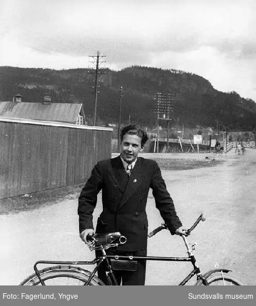 Kjell Renström vid sin cykel i Ljungaverk. Kjell Renström blev senare chef för Sandvik i Canada.