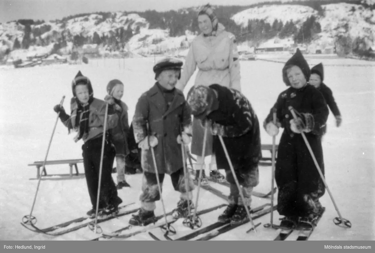 Bosgårdens barnträdgård 1938-1945. Kälk- och skidåkning med barnen.