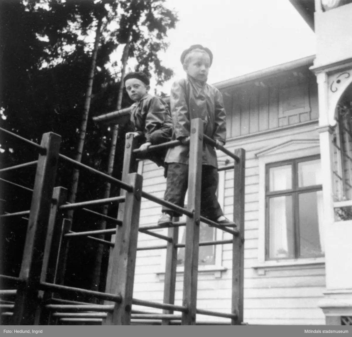 Bosgårdens barnträdgård 1938-1945. Två pojkar som klättrar i en klätterställning.
