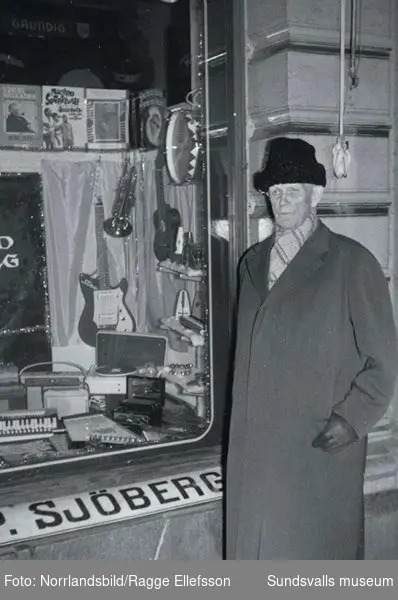 En svit bilder från Joel Sjöbergs musikhandel vid Stora torget. På bild nr 1 och 8 ses Joel Sjöberg själv. Affären grundades av hans far Johan Petter Sjöberg 1876 och dagen innan Joel Sjöbergs 97-årsdag såldes verksamheten till Curt Thylin.