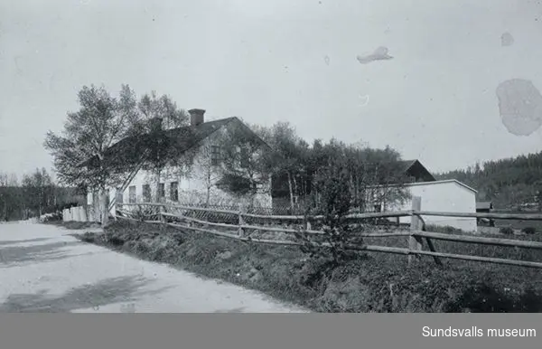 Fotograf Hildur Björklinds bostad och fotoateljé på Lönegrensvägen 13 i Matfors, Ängom (1907-1919). Hon hade tidigare (1897-1899) sin ateljé på Sjögatan 7 i Sundsvall.