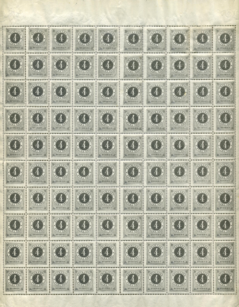 Helark bestående av 100 frimärken i valören 4 öre. Frimärket är mörkgrått, med en stående rektangulär ram och dubbla cirklar i mitten, där siffran 4 i vitt är placerad i den inre cirkeln med grå bakgrund. I den yttre cirkeln med vit bakgrund står med blå text: Frimärke, Tolf Öre. Längst ner texten: Sverige.