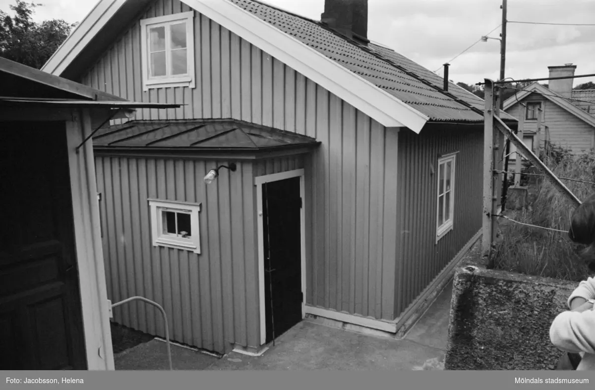 Exteriörbild av bostadshus på Roten M 22 i Mölndals Kvarnby som användts som ateljé, 1972.