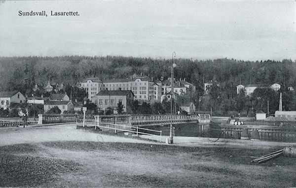 Bildtext till vykortet "Sundsvall, Lasarettet." I förgrunden Tivolibron.
