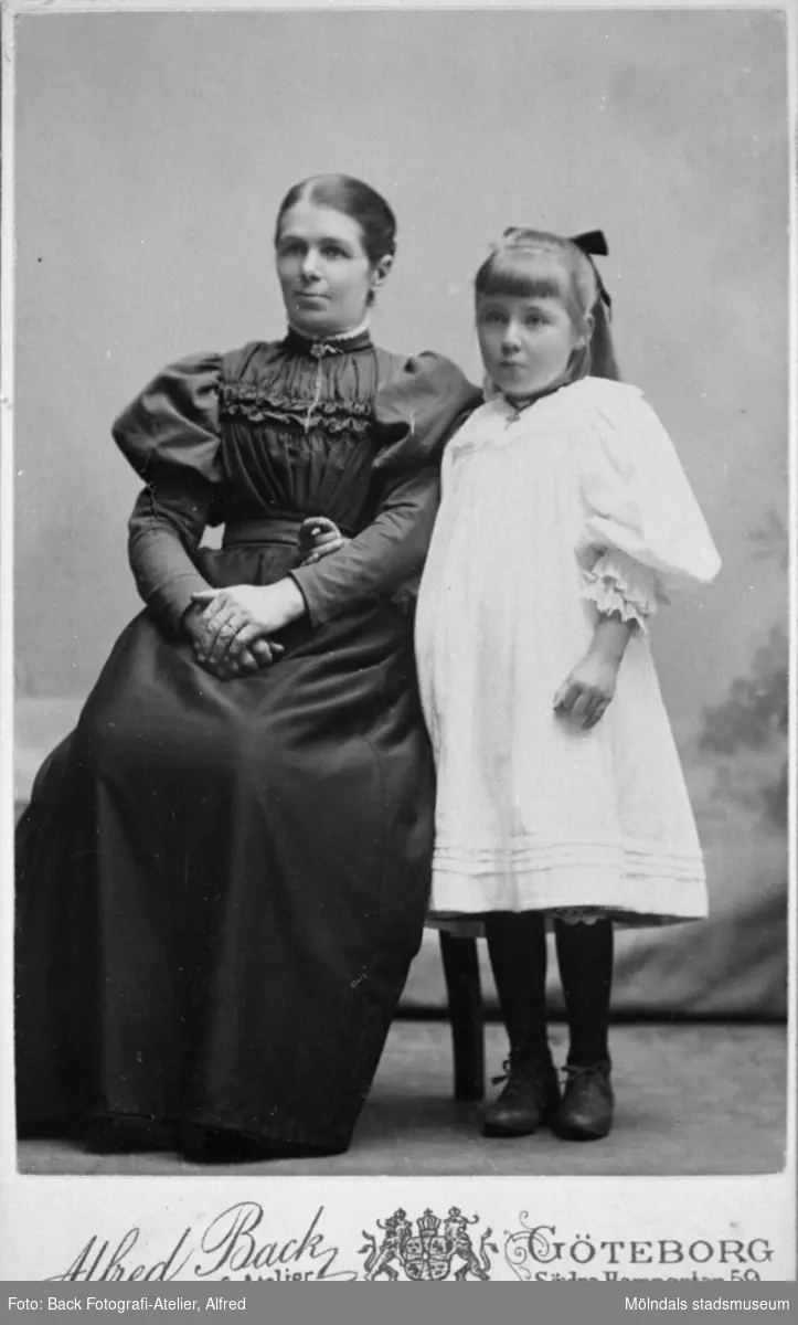 "Fina" (Josefina) Eriksson och Valdeborg Johansson, 1900-tal. Josefina var moster till Valdeborg Johansson. Ur Valdeborg Johanssons fotoalbum.