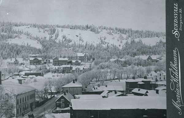 Bilden visar i förgrunden magasin efter Selångersån och i vänster hörn Storbron, Stadsbacken och Villa Ludvigsberg. Text på vykortet "Maria Kihlbaum Sundsvall Storgatan 33."