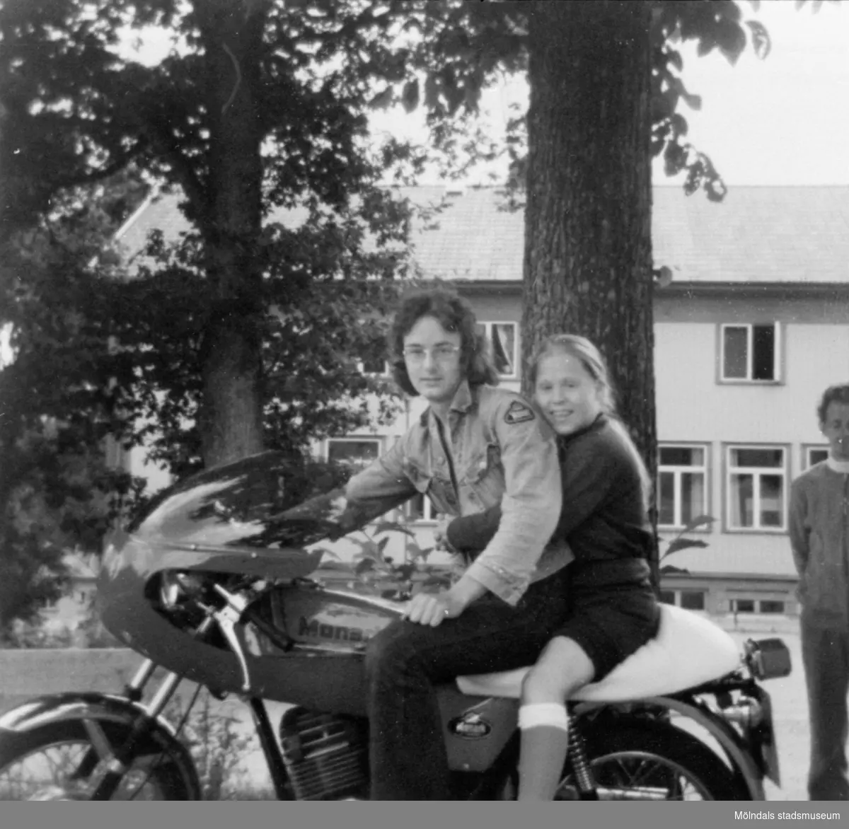 Inga-Lill Lipovsék sitter bak på en motorcykel, 1970- till 80-tal. Okänd förare. Hon bodde på Stretereds vårdhem från två års ålder till vuxen ålder.