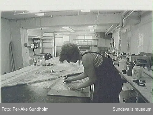 Dokumentation av Anita Wohlèns arbete med textiltryck, blandning av färg inför tryck på textil.