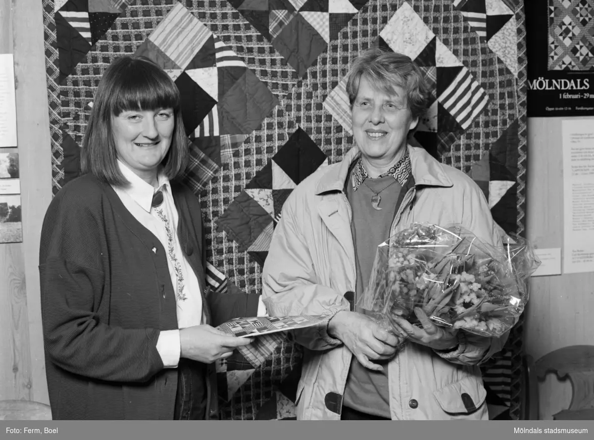 Interiörbilder från Mölndals Museums utställning "Lapptäcken, en kulturskatt" 1 feb - 29 mars 1992. Mari-Louise Olsson, museichef (1987-2008) och den 5000:e besökaren, Gertrud Eide.