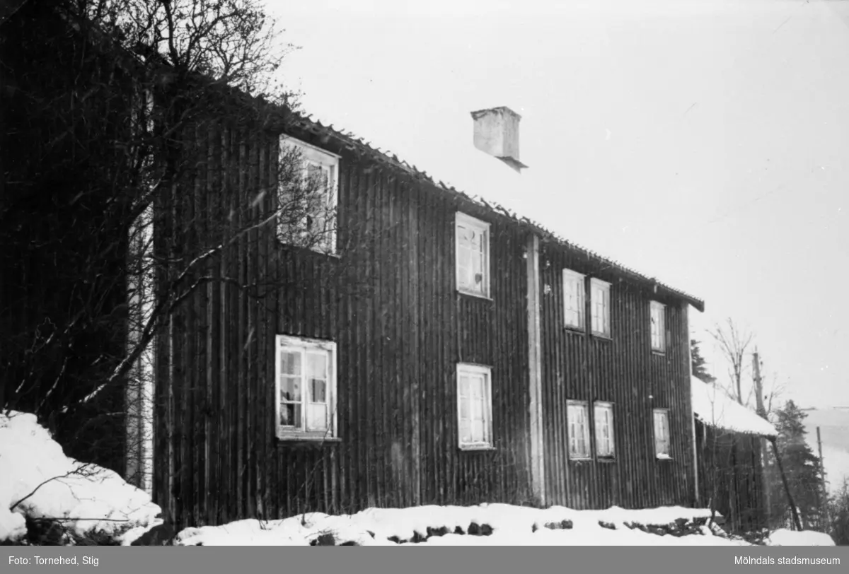 "Källares" arbetarbostäder i Anderstorp, 1947. Halva byggnaden ägdes förr av "Källares" gård och halva av August Werners fabriker, som där hade arbetarbostäder. Senare ägdes hela byggnaden av fabriken.