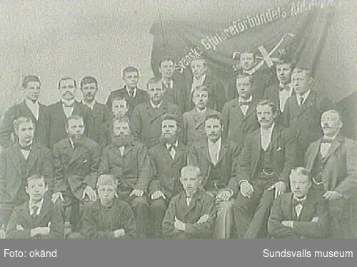 Medlemmar i Svenska Gjutareförbundet Afdelning no 11, Stiftad 30/3 1895, framför avdelningens fana.