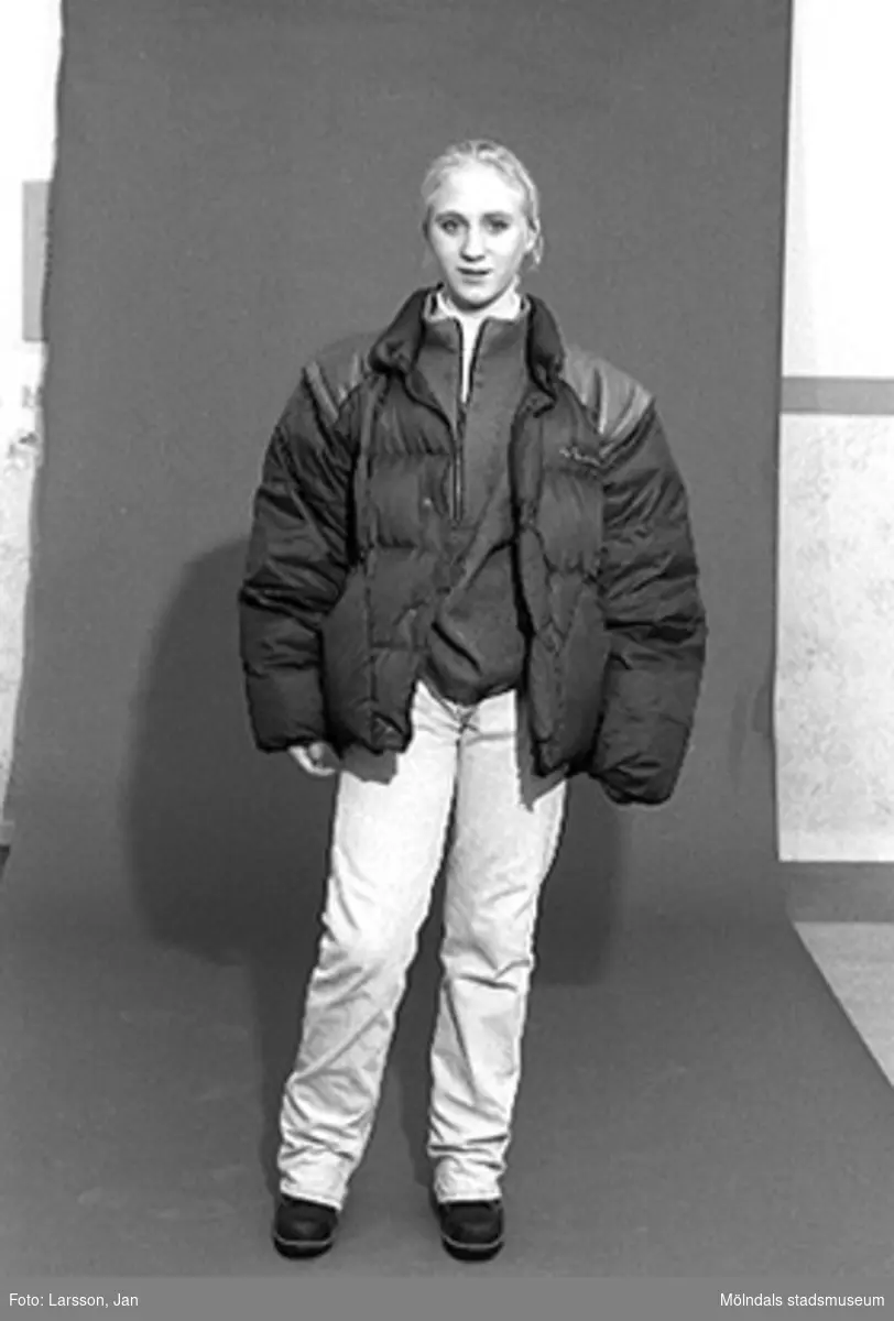 Foton av ungdomar på fritidsgården Aktiviteten inför utställningen "Krinoliner och kortkort" på Mölndals museum 1994-12-05.