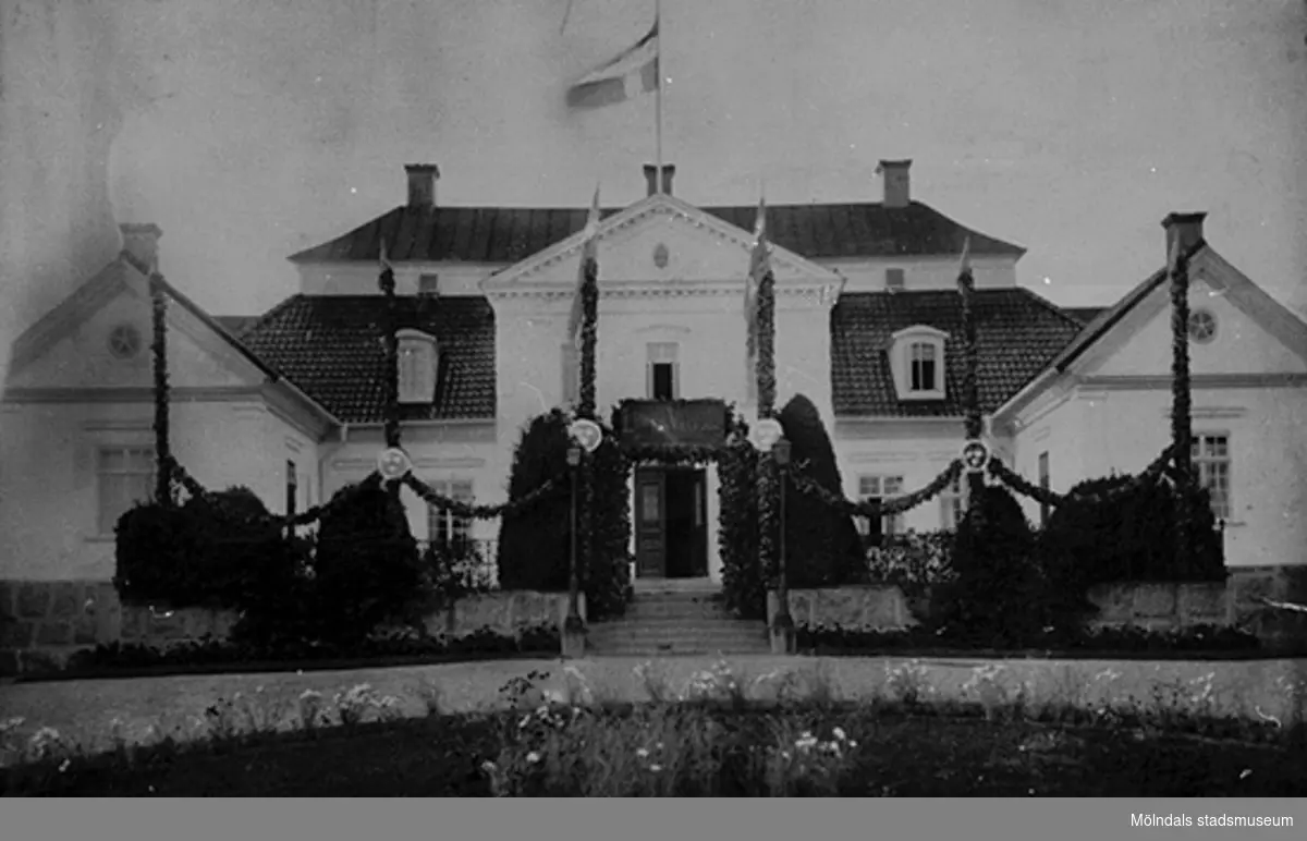"Danbyholm i fästdrägt vid Margaretas hemkomst."
Margareta Sparres make Folke Sederholm bodde på Danbyholm.
