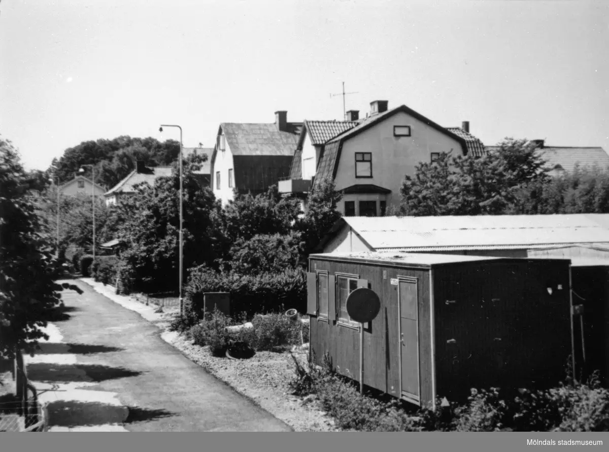 Barnhemsgatan innan husen revs inför bygget av Mölndals bro, 8 juli 1975.
De hitersta husen är Barnhemsgatan 18 och 16 (f.d Ahlbergs skrädderi).