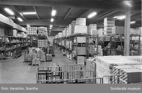 Dokumentation av Kooperativa Förbundets lagercentral, Birsta, inom ramen för SAMDOK:s Handelspool (jfr dokumentationen 1997).