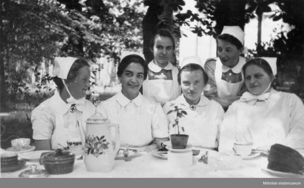 Margareta Wendel (född Sparre) som sjuksköterska (andra från vänster). 1928-1929 vårdades Margareta för lungtuberkulos vid Marien-Hospital i Leipzig, Tyskland. Ibland hände det att de patienter som inte var så svårt sjuka fick hjälpa till på sjukhuset.