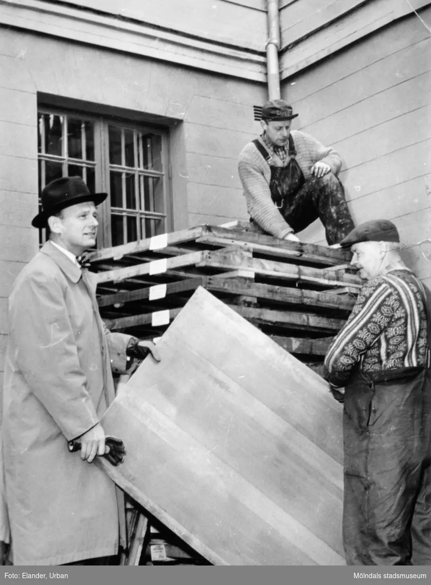 Tre män som utför renoveringsarbete vid Gunnebo slott den 24 oktober 1957.