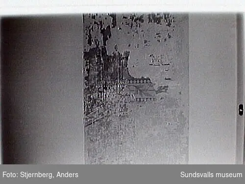 Nordbanken. Foto 16: Målare Lars Erik Sjögren har plockat fram den ursprungliga målningen, under vävtaket fr 1954. Foto 15: Trapphus fr Storgatan 22.