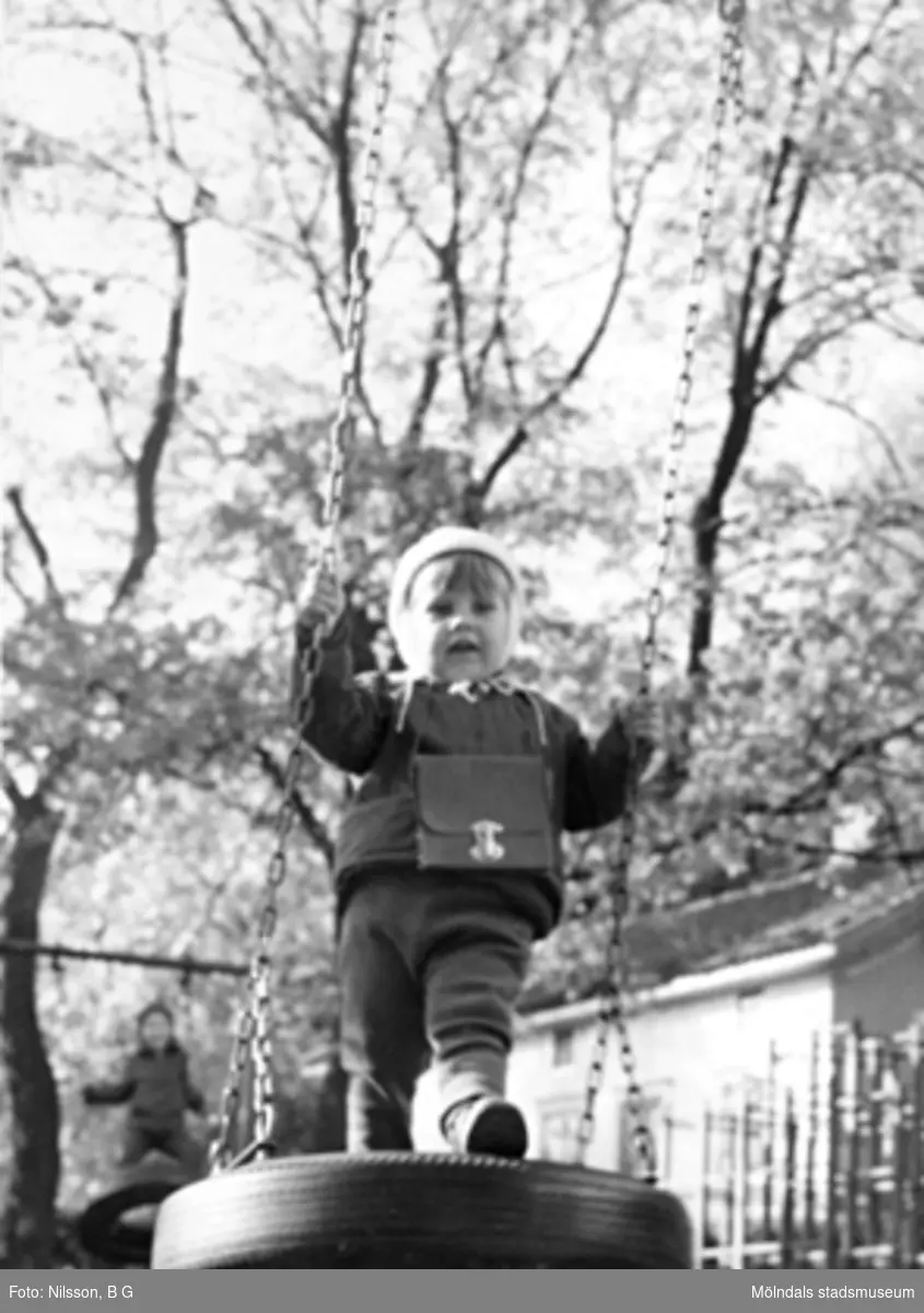Holtermanska daghemmet, i trädgården hösten 1966. Bilderna är tagna när barnen leker osv utomhus.