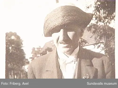 Text på fotografiets baksida: "Sandviken 19 juli 1920. En svensk "struts"! Sekr. obehagligt överraskad"