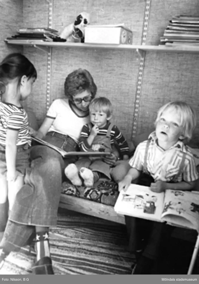 Fröken läser för barnen vid Holtermanska daghemmet, okänt årtal.