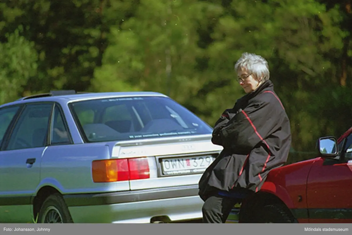 Intendent Inger Ernstsson, från Gunnebo slott, halvsitter mot en röd parkerad bil.