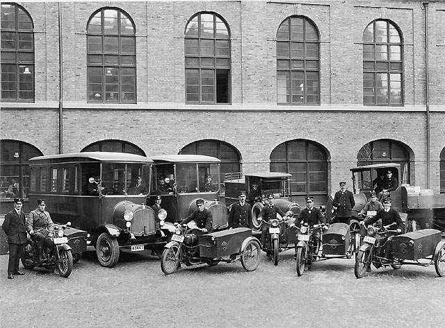 Göteborg 1, postkontor. 1925.  Posthuset vid Drottningtorget
i Göteborg (posthusgården).