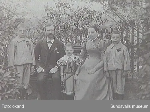 Familjen G. Forslund. Fotografi taget under Lars Ulrik Öquists tid som ägare av Eriksdals sågverk 1870 - 1896..