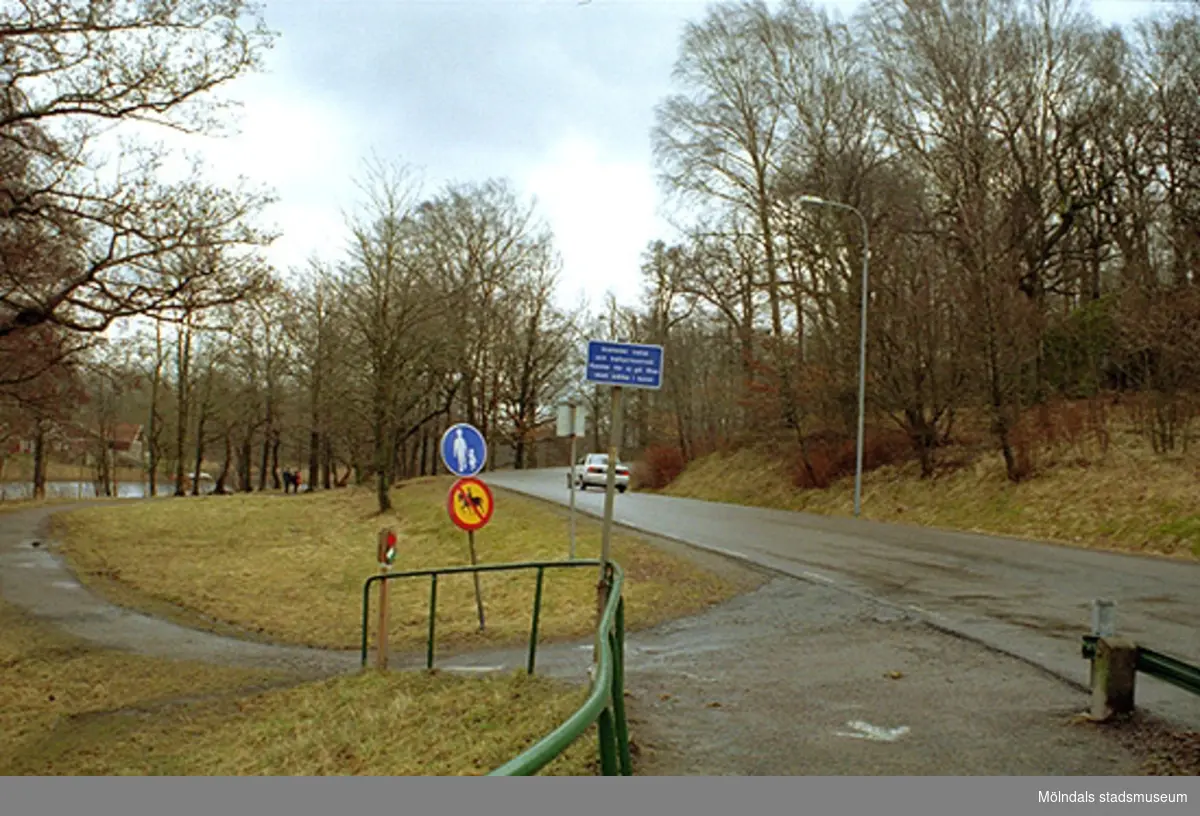 På Gunnebosidan vid nedgången till gångstigen, som går utefter Ståloppet, 1995-02-17.