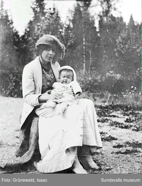 Sigrid Hjertén och sonen Iván Grünewald (f. 1911), sommaren 1912.