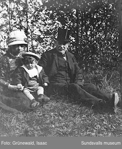 Sigrid Hjertén, fadern Svanthe Hjertén och sonen Iván Grünewald (f. 1911), 1912.