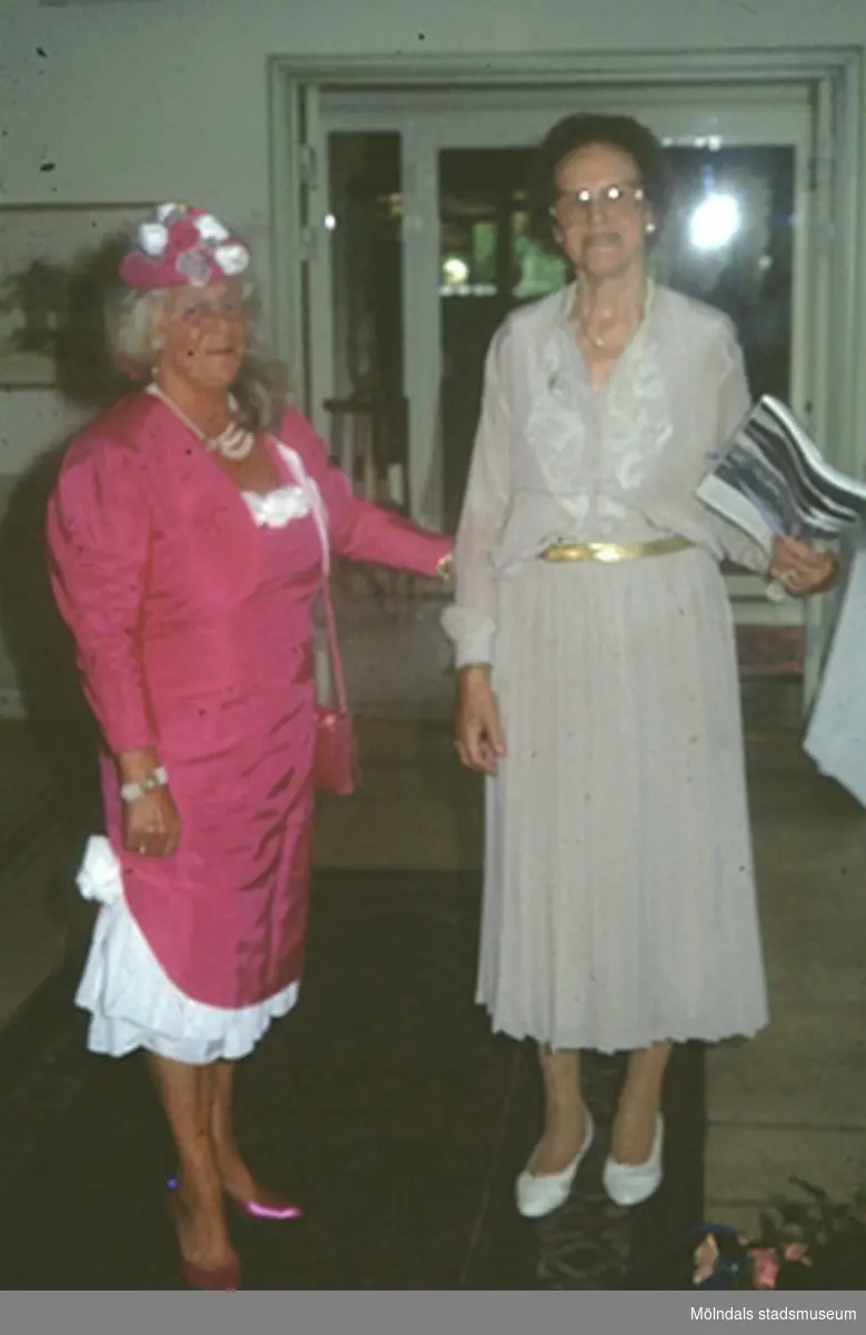 Britas 85-årsdag på Villa Belparc i Slottskogen den 12 augusti 1994. Margits klänning, jacka, hatt, handväska och skor finns i Mölndals stadsmuseums samlingar.