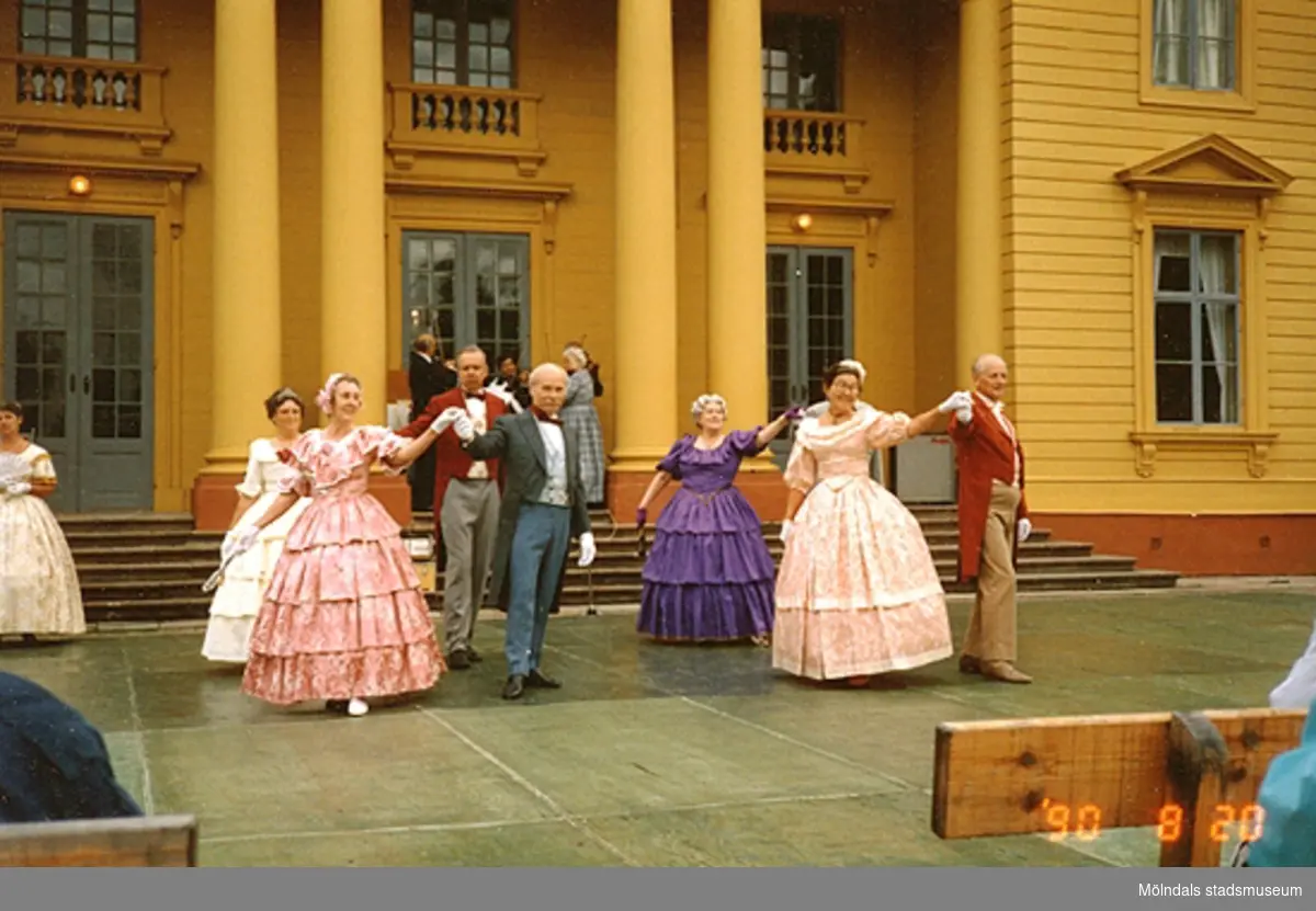 Dansuppvisning framför Gunnebo slott, med dansare i kläder från 1800-talets mitt. 20 augusti 1990. Fler relaterande bilder finns.