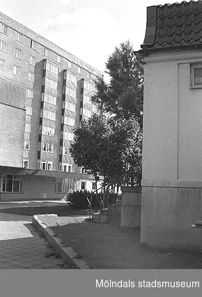 Till vänster ses det höga Mölndals sjukhus, år 1992.