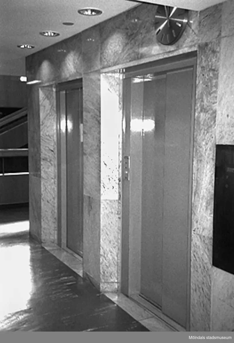 Mölndals stadshus, juni 1994. Byggnadsdokumentation: Hissdörrar.