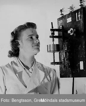 En kvinnlig laborant mäter syratal och viskositet, år 1943-1946 på SOAB-Svenska Oljeslageri AB, Kvarnbygatan i Mölndal.