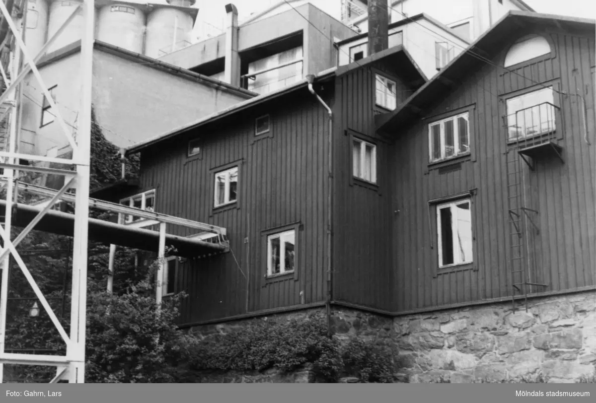 Soabs kontor på Kvarnbygatan 55, tidigare Kvarnfallet 8, 1986-1987. Huset har varit bostadshus och folktandvård. Till vänster ses Soab.