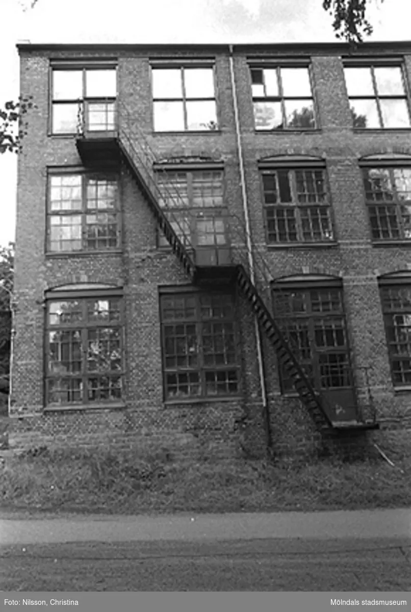 Werners fabriker i Annestorp, Lindome, hösten 1994. Byggnadsdetaljer: Fönster och brandtrappa.