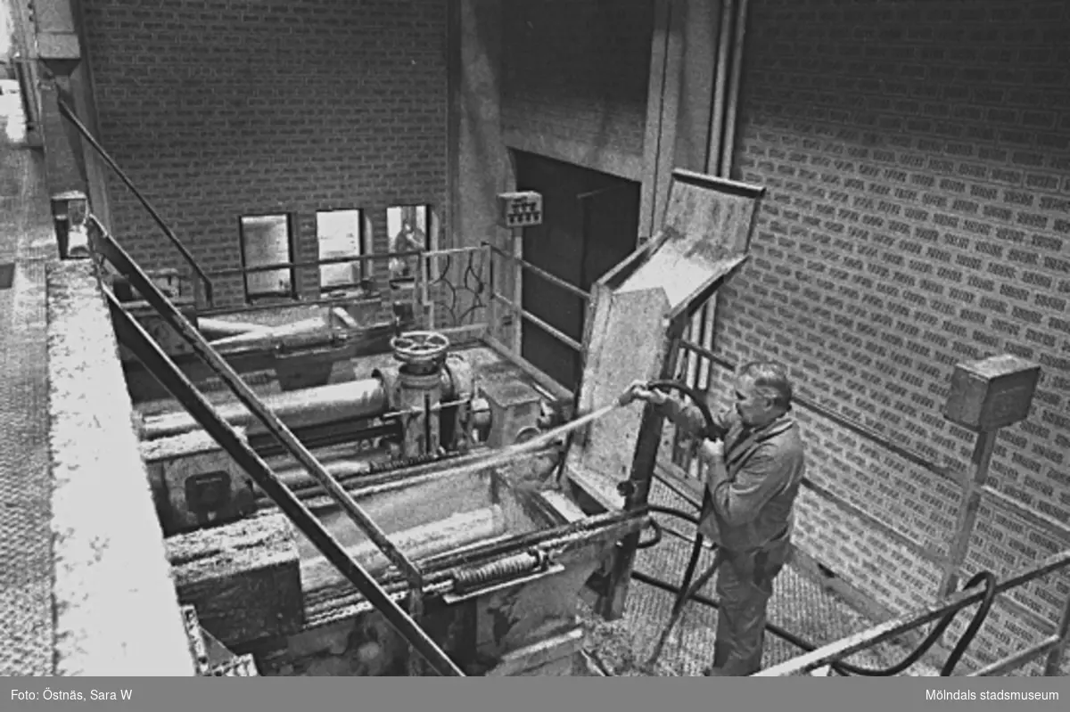 Esko Kiviniemi spolar rent. Bilden ingår i serie från produktion och interiör på pappers-industrin Papyrus, 1980-tal.