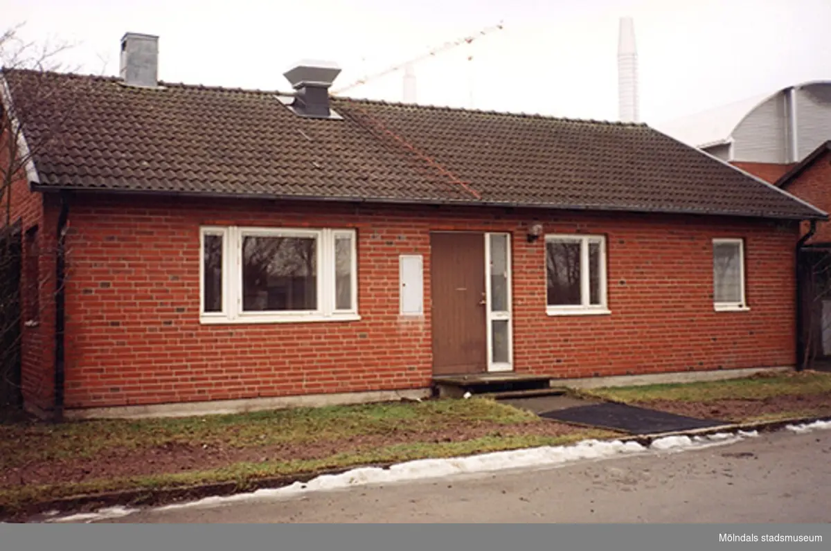 En röd tegelvilla i Åbro industriområde på Kråketorpsgatan/Pepparedsleden 1, Tingshuset 4, Östra Balltorp 1997.