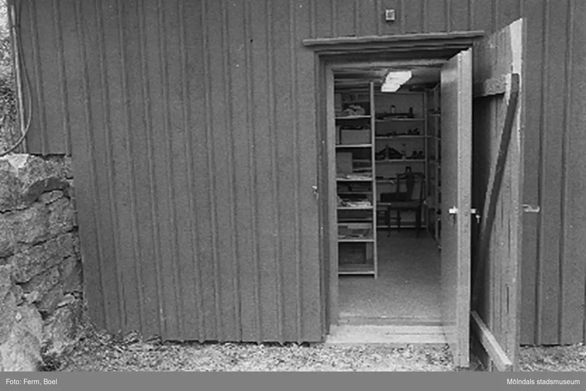 Entré till det slutna magasinet, vilket används som arkiv. Hembygdsgården/Börjesgården i Hällesåker, Lindome 1992-06-29.