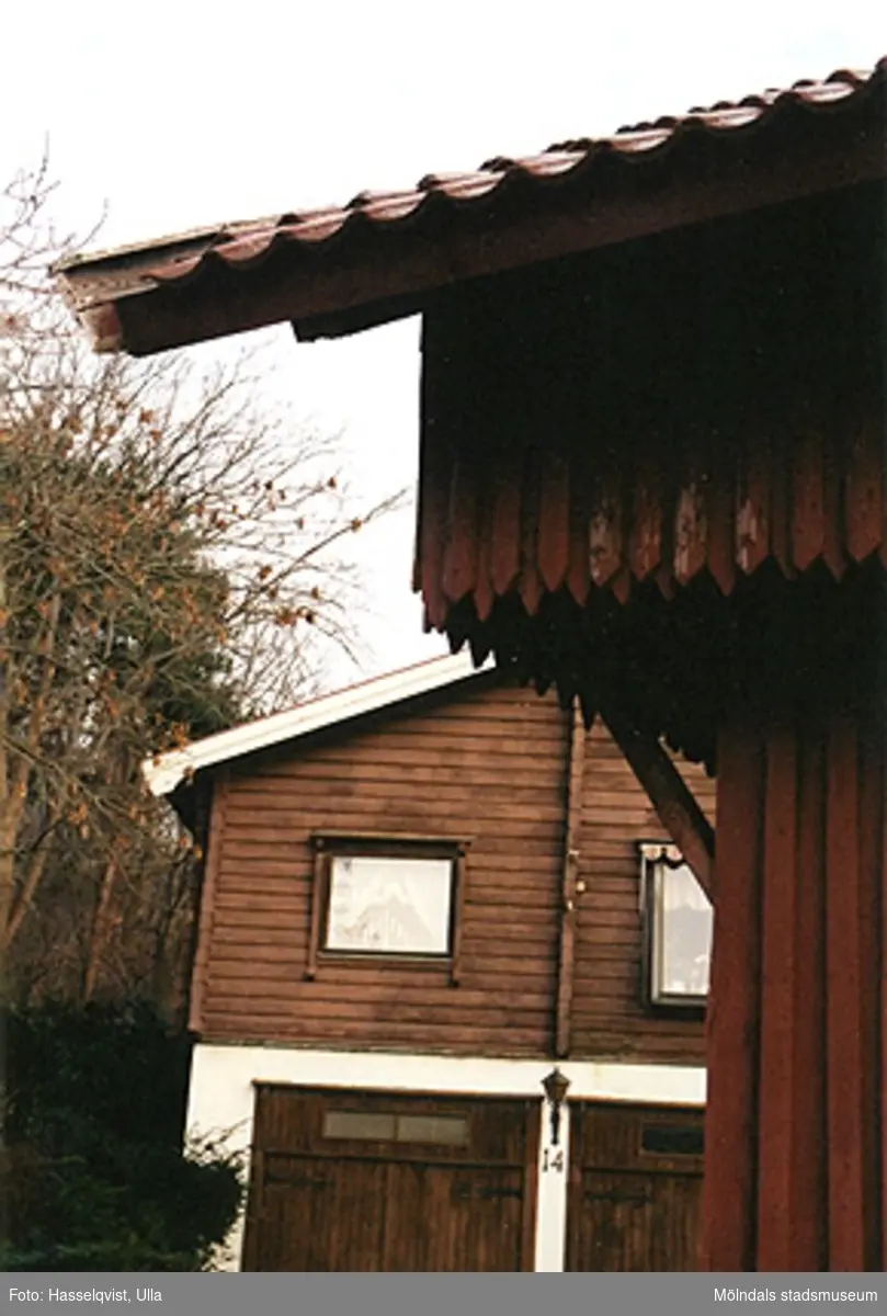 Bostadshus med garage på Våggatan 6 i Åby, Mölndal. År 2000.
Lite av "Vågboden" syns i förgrunden.