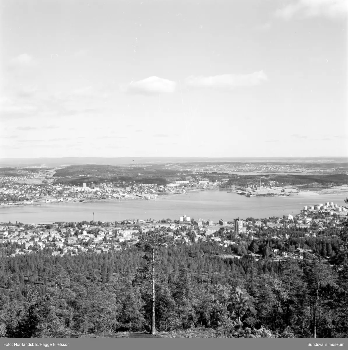 Vy över Sundsvall från Södra berget. LV5, Ortviken, hamnen.