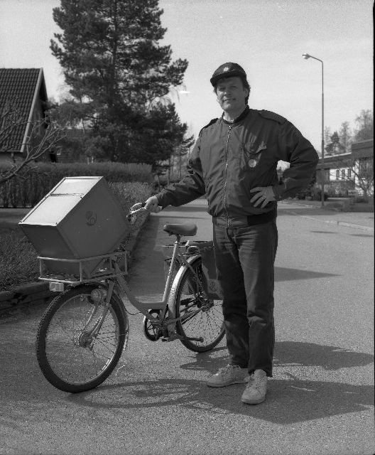 Postiljon Åke Borgenfalk vid sin cykel. Uniform modell 1992. Åke
tillhör postkontoret i Knivsta.